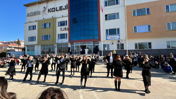 Aden Koleji öğretmenlerinden Zeybek gösterisi